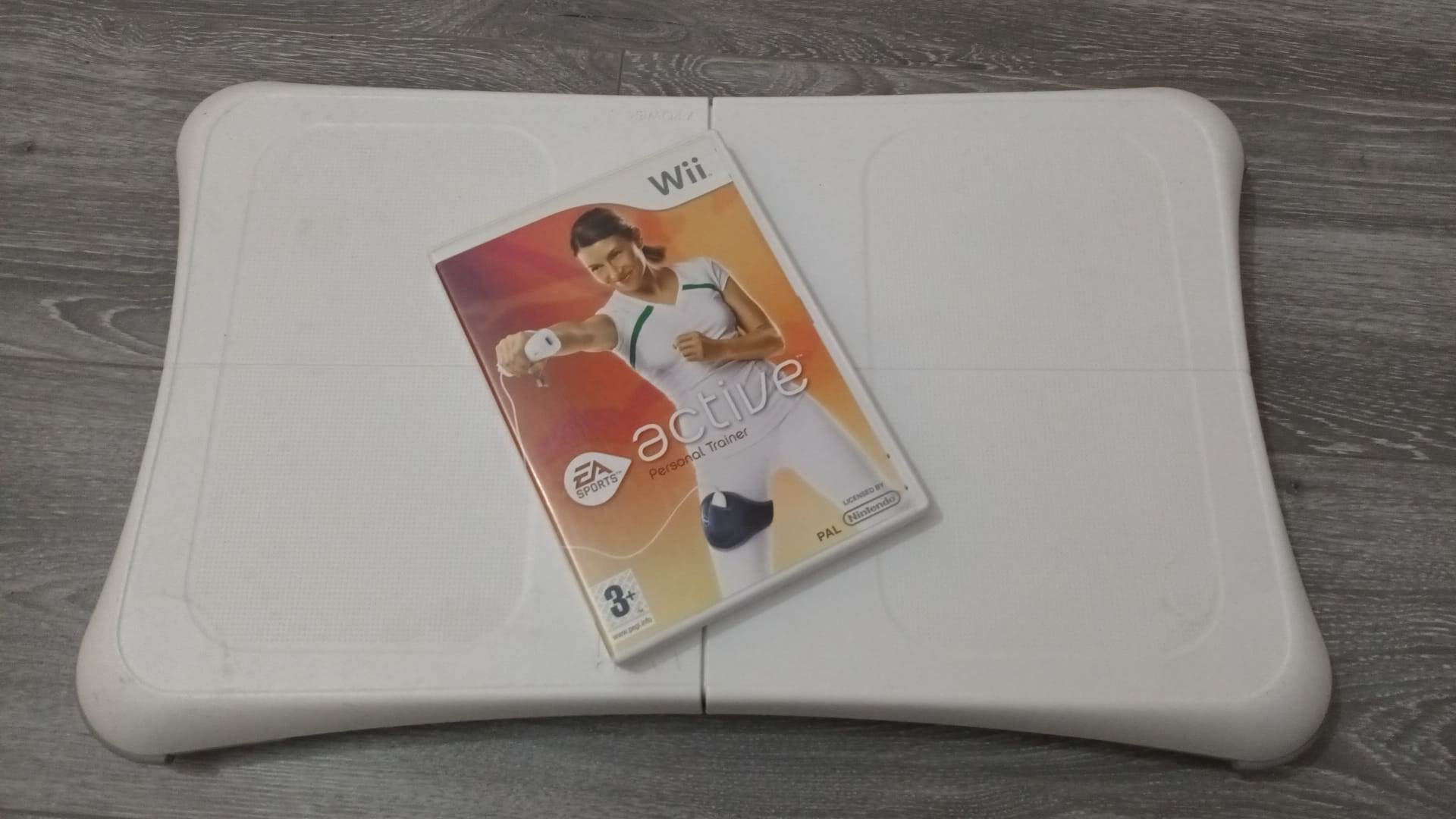 Wii Fit Ballance Board + EA Sports Active - Nintendo Wii